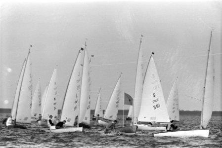 Fin Gold Cup 1963 . Op het IJsselmeer voor Medemblik het ronden van de eerste bo, Bestanddeelnr 915-4534
