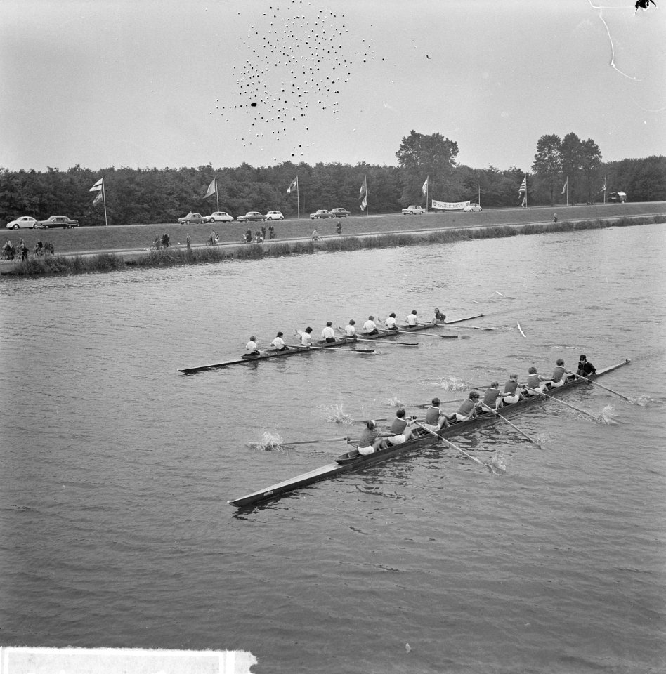 Finale Dames oude acht op de Bosbaan De Amstel op voorgrond en dan de Vliet, Bestanddeelnr 915-2676