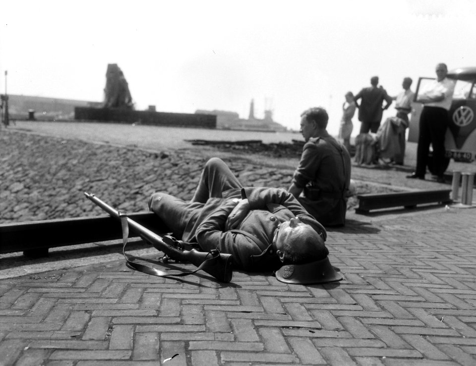 Filmopnamen in IJmuiden voor Operation Amsterdamwerktitel Adventure in Diamo, Bestanddeelnr 909-7248