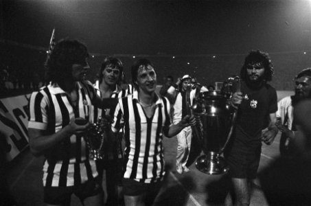 Finale Europacup I in Belgrado, Ajax tegen Juventus 1-0 spelers met de beker, Bestanddeelnr 926-4455