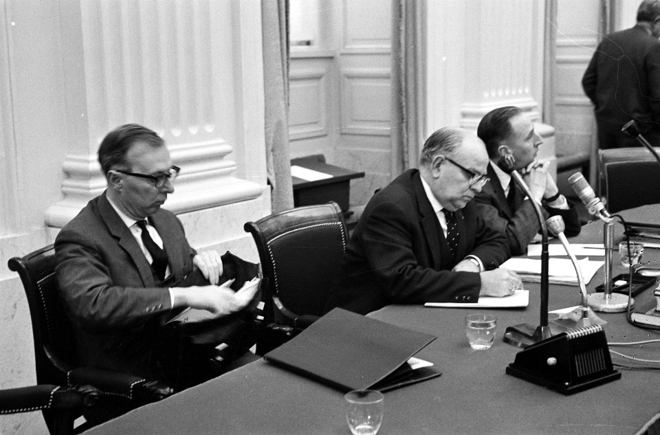 Financiele moeilijkheden KLM in Tweede Kamer besproken. In loge, onderdirecteur , Bestanddeelnr 914-7370