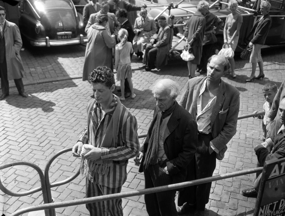 Filmopnamen voor de Anne Frank-film in Amsterdam in het midden de filmfiguur , Bestanddeelnr 909-7311