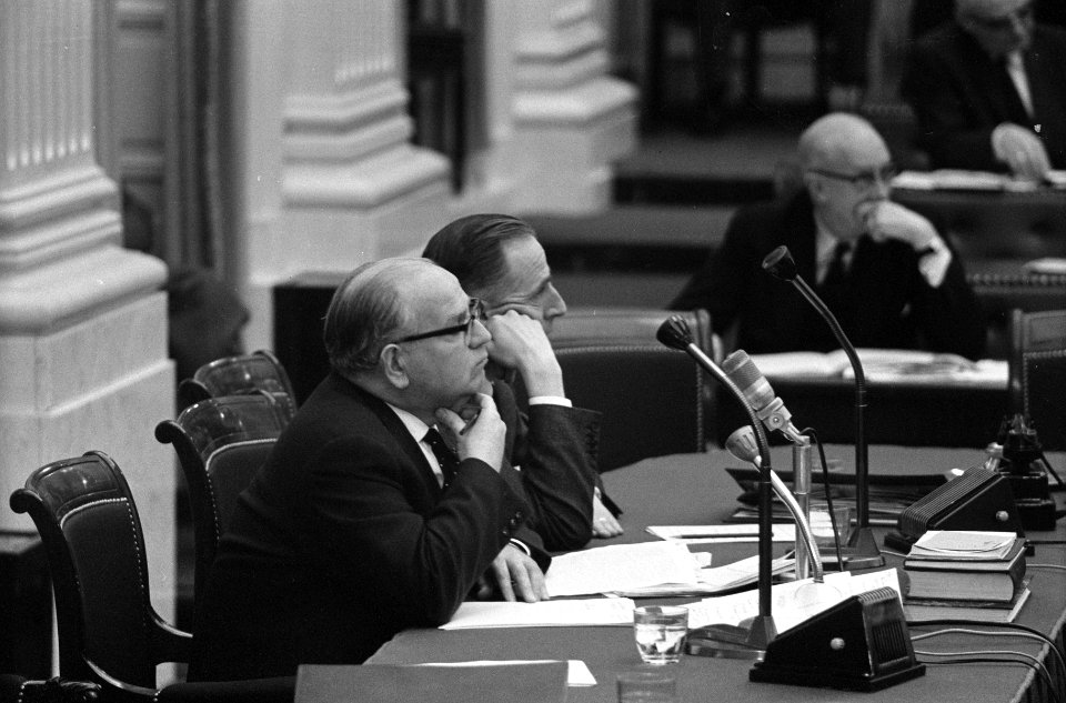 Financiele moeilijkheden KLM in Tweede Kamer besproken. Achter de regeringstafel, Bestanddeelnr 914-7368