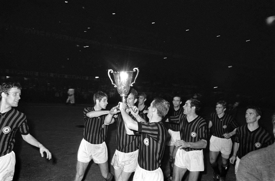 Finale Europa Cup II AC Milan tegen HSV Hamburg 2-0. Spelers van Milan maken ro…, Bestanddeelnr 921-3777