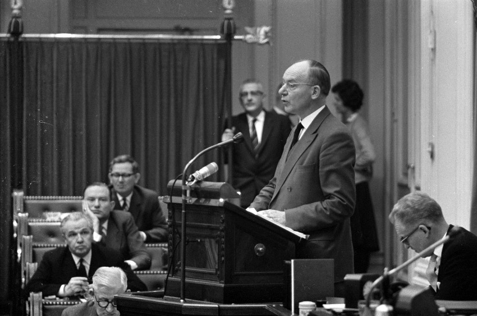 Financiele moeilijkheden KLM in Tweede Kamer besproken. Nr. 10 Vondeling, nr. 11, Bestanddeelnr 914-7372