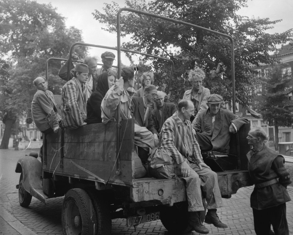 Filmopnamen voor de Anne Frankfilm in Amsterdam vijfde van rechts de fimlfiguu, Bestanddeelnr 909-7312