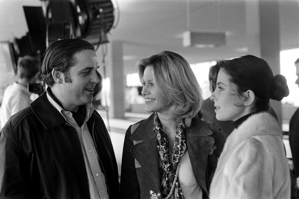 Filmopnamen op Schiphol met Barbara Parkins voor film Puppet on a chain . reg, Bestanddeelnr 923-3634