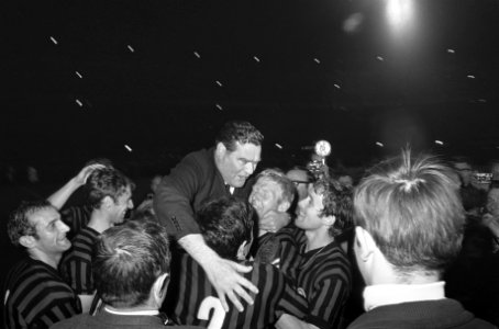 Finale Europa Cup II AC Milan tegen HSV Hamburg 2-0 Trainer Nereo Rocco van AC M, Bestanddeelnr 921-3775