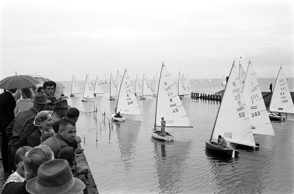 Fin Gold Cup 1963 op IJsselmeer bij Medemblik De finjollen verlaten de haven va, Bestanddeelnr 915-4555