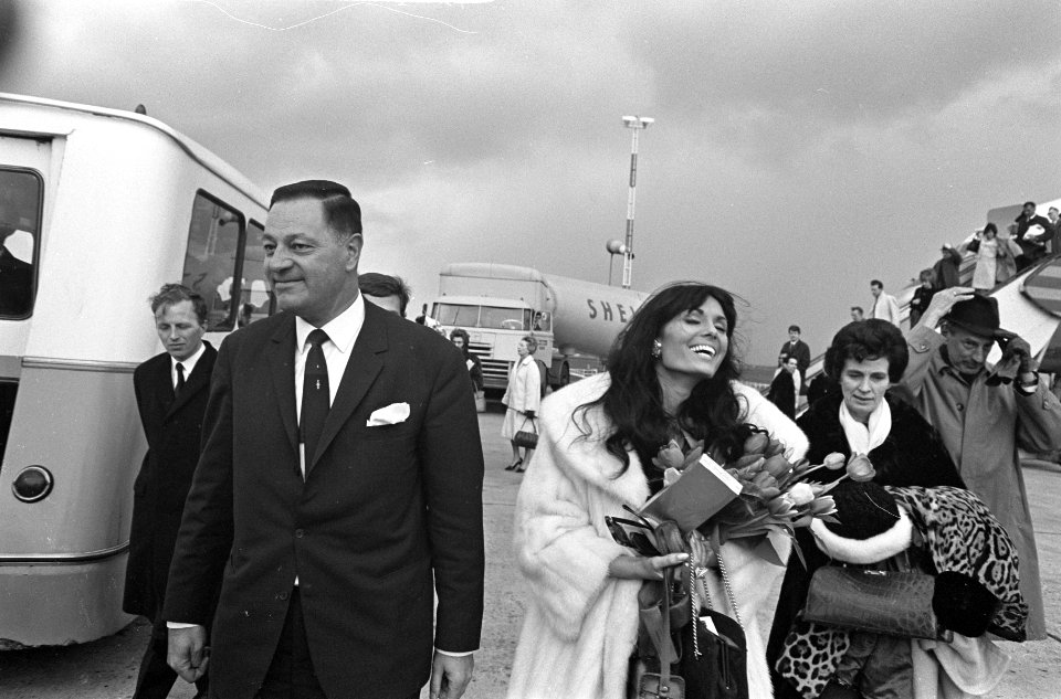Filmster Daliah Lavi op Schiphol, Opdracht Columbia, Bestanddeelnr 918-9689