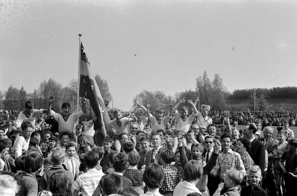 Finale Amsterdams schoolvoetbal op het AFC terrein Linnaeusschool kampioen spele, Bestanddeelnr 911-2301