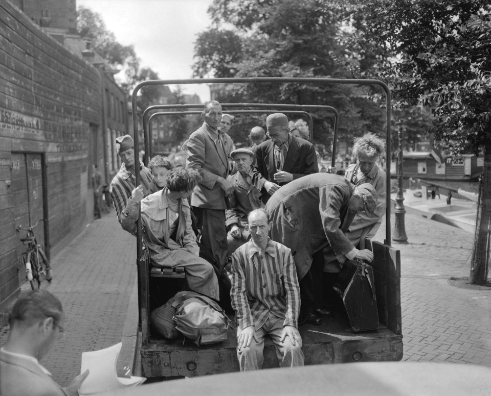 Filmopnamen voor de Anne Frankfilm in Amsterdam scene waarin de terugkeer van , Bestanddeelnr 909-7310
