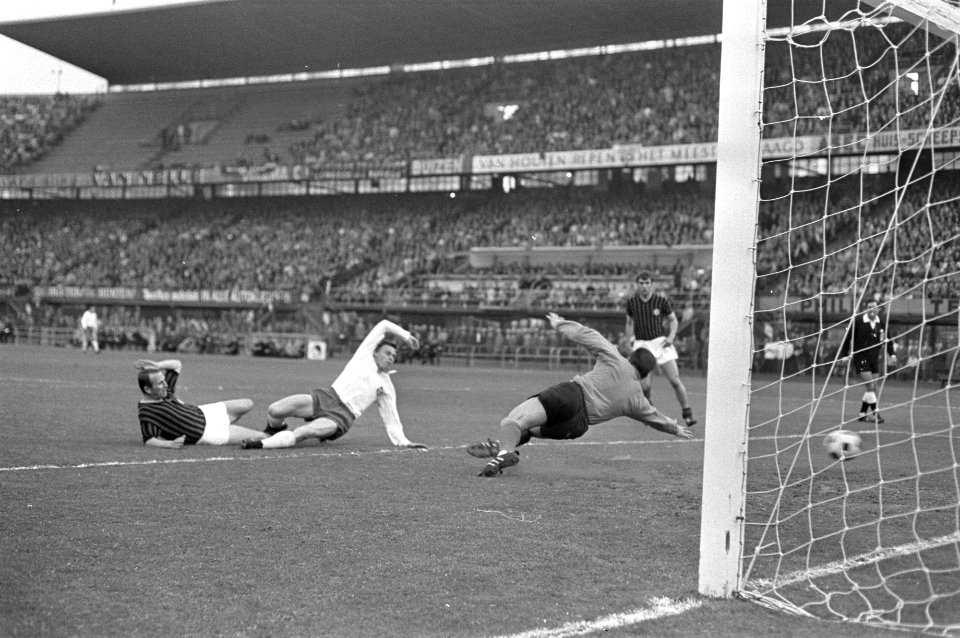 Finale Europa Cup II AC Milan tegen HSV Hamburg 2-0. Kurt Hamrin (links) maakt e, Bestanddeelnr 921-3772