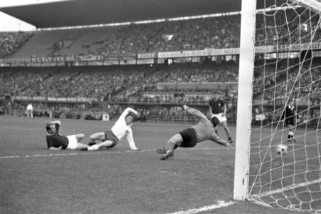 Finale Europa Cup II AC Milan tegen HSV Hamburg 2-0. Kurt Hamrin (links) maakt e, Bestanddeelnr 921-3772