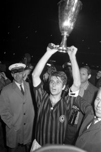 Finale Europa Cup II AC Milan tegen HSV Hamburg 2-0. Aanvoerder Gianni Rivera me, Bestanddeelnr 921-3773