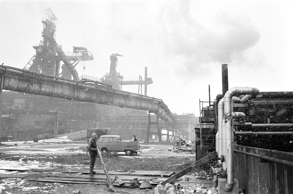 Financieel dieptepunt bij Hoogovens. Beeld van het industriegebied in Velzen-Noo, Bestanddeelnr 931-8955