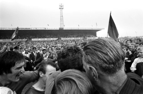 Finale Beker ADO tegen Ajax 2-1. Spelers ADO met de beker, Bestanddeelnr 921-4102