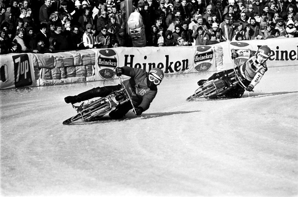 Finale ijsspeedway in Assen motoren in actie, Bestanddeelnr 929-6064