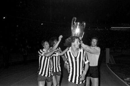 Finale Europacup I in Belgrado, Ajax tegen Juventus 1-0 spelers met de beker, Bestanddeelnr 926-4454