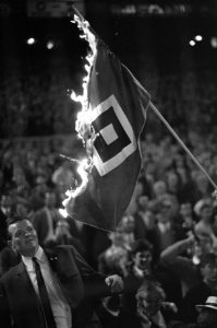 Finale Europa Cup II AC Milan tegen HSV Hamburg 2-0 Brandende vlag van HSV, Bestanddeelnr 921-3774