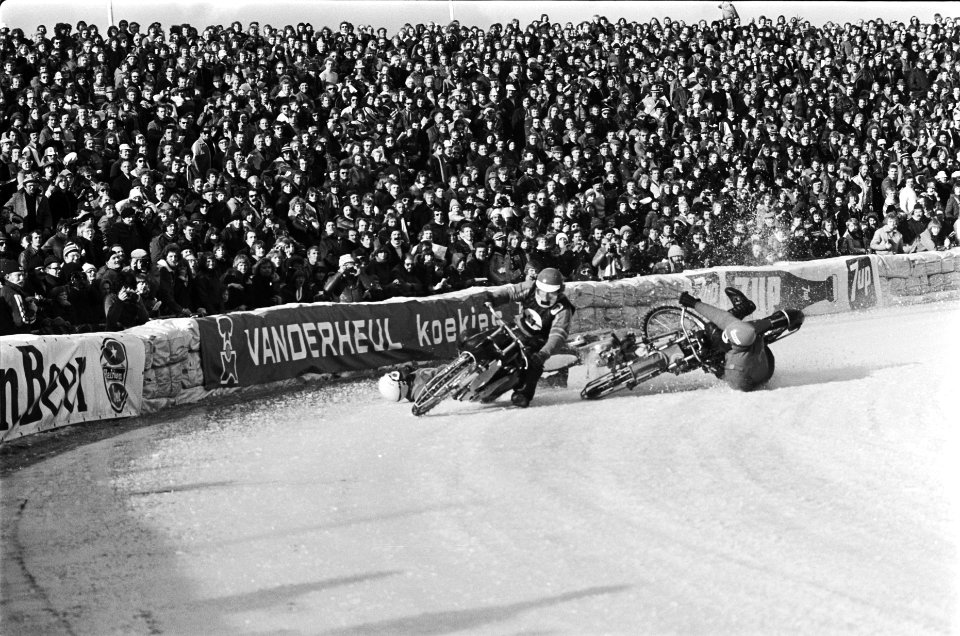 Finale ijsspeedway in Assen een valpartij van de Russen Bandarenko en Serbin, Bestanddeelnr 929-6060