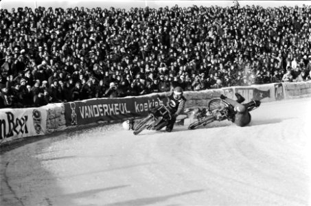 Finale ijsspeedway in Assen een valpartij van de Russen Bandarenko en Serbin, Bestanddeelnr 929-6060