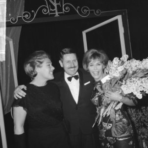 Finale Nationaal Songfestival 1965, v.l.n.r. Joke Prior-van Soest (tekstschrijfs, Bestanddeelnr 917-4308