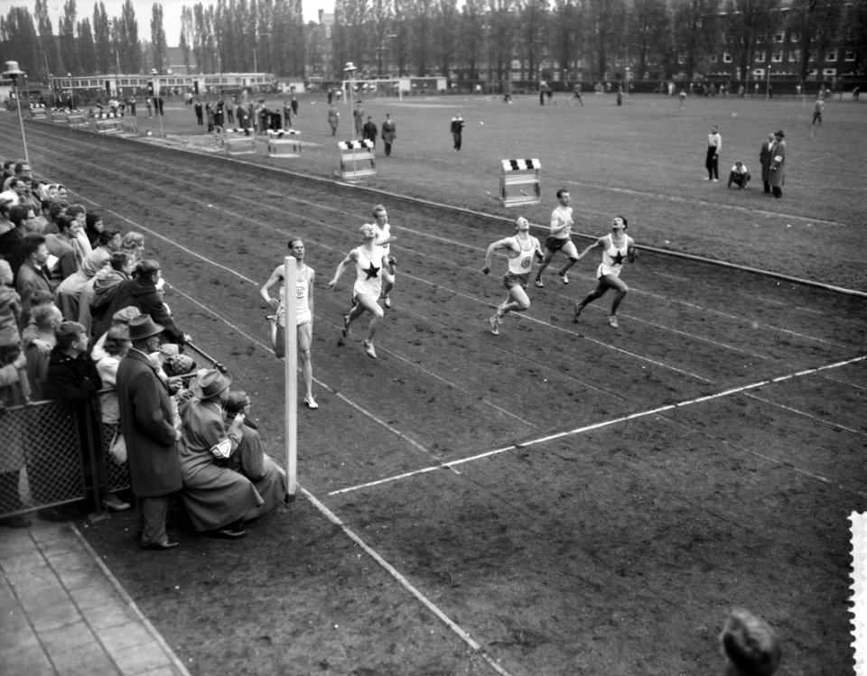 Finale 100 meter , vlnr Visser(1), Van Hardeveld (3), Smit(2), Bestanddeelnr 909-5722