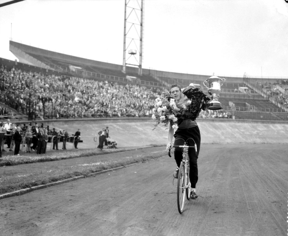 Finale van Olympia Tour in het Olympisch stadion H. Zilverberg werd winnaar in h, Bestanddeelnr 910-4117