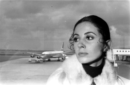 Filmopnamen op Schiphol met Barbara Parkins voor film Puppet on a chain. Barb…, Bestanddeelnr 923-3632