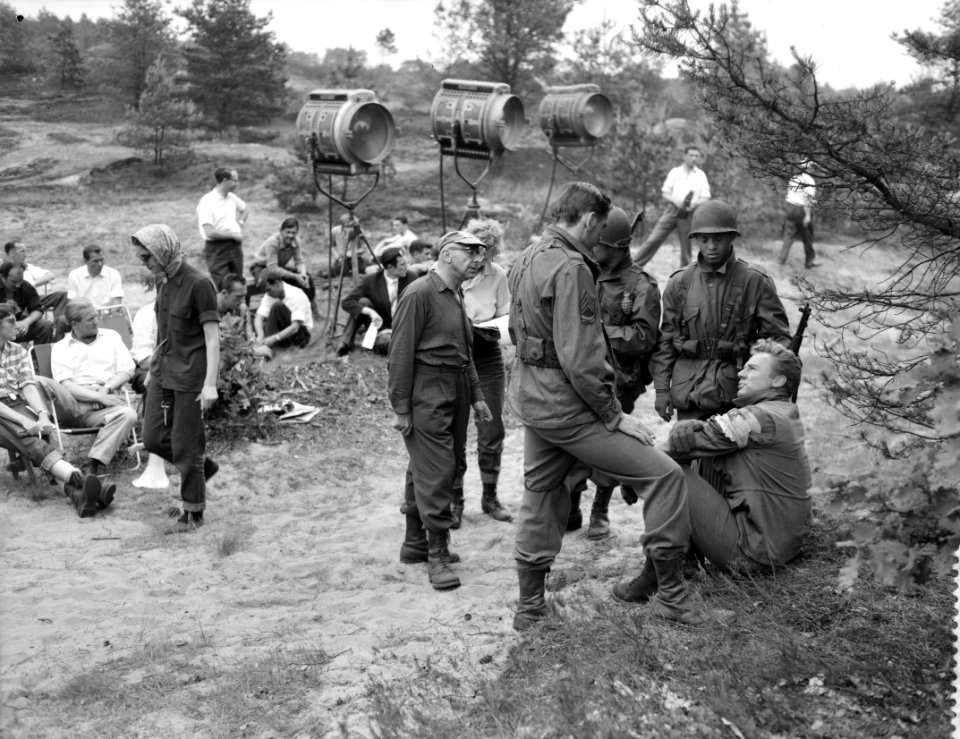 Filmopnamen met acteur Van Johnson in de Harskamp voor de fim The Last Blitzkri, Bestanddeelnr 909-6459