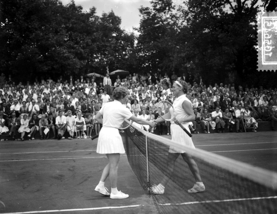 Finale van het internationale tennistoernooi te Hilversum Links Norma Marsh(win, Bestanddeelnr 910-5645