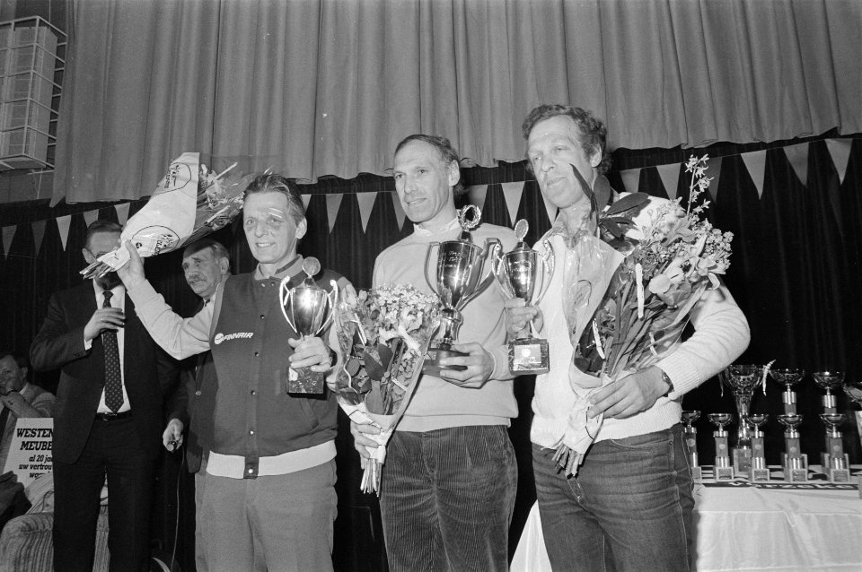Finale marathon om de KNSB-beker in Alkmaar winnaars bij veteranen v.l.n.r. Jee, Bestanddeelnr 933-2461