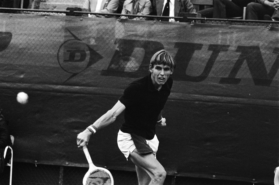 Finale tennis op METS-banen Louk Sanders kampioen heren (in actie), Bestanddeelnr 929-8552