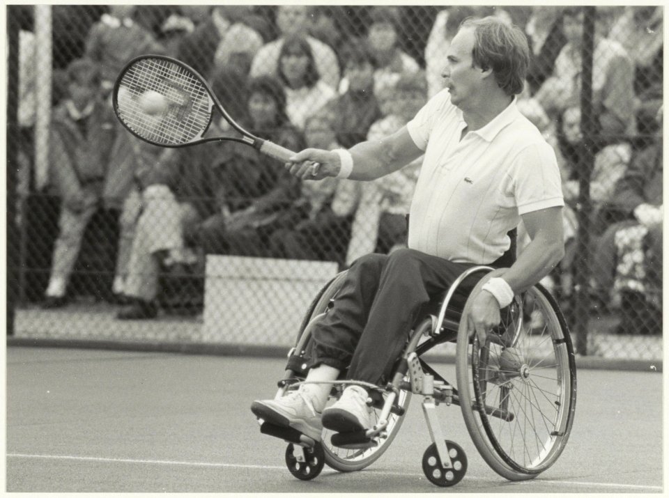 Finale van de eerste rolstoel-tenniskampioenschappen op tennispark Wimbledon in Overveen. NL-HlmNHA 54015721