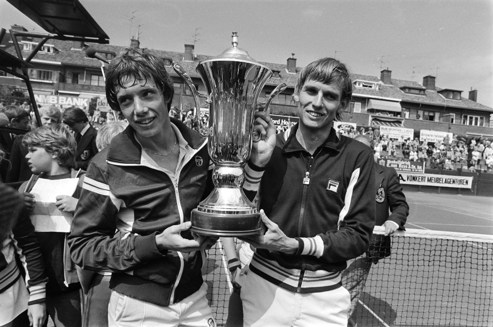 Finale tennis op METS-banen Louk Sanders met beker, links Albert, Bestanddeelnr 929-8553