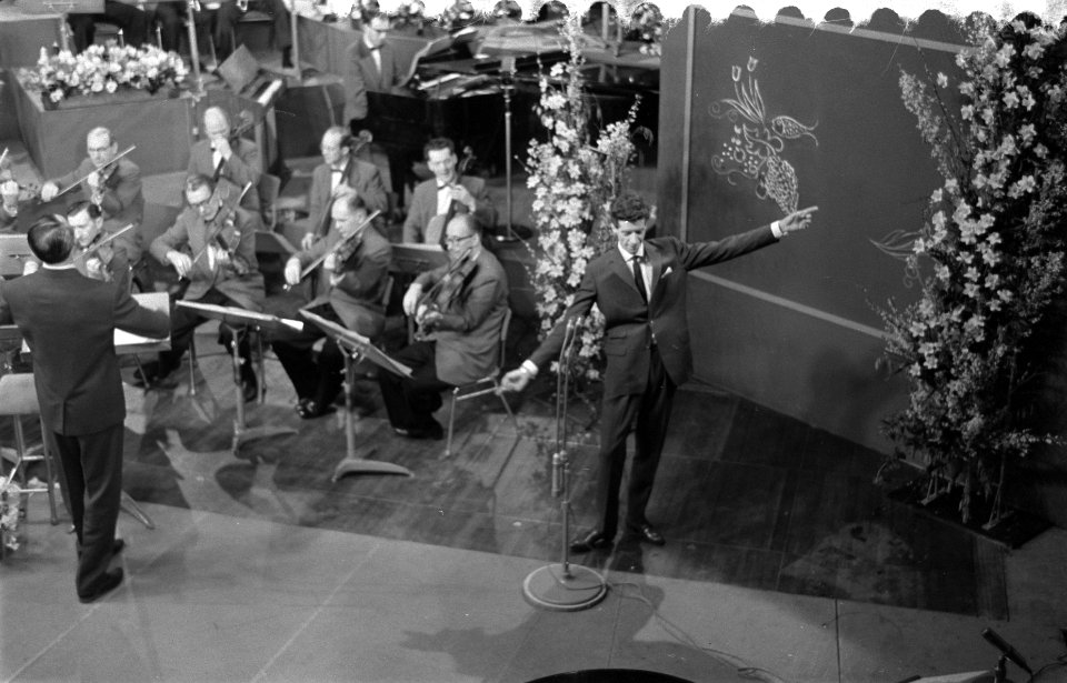 Finale van het Nationaal Songfestival 1960 in Hilversum, Rudy Carrell en orkest, Bestanddeelnr 911-0170