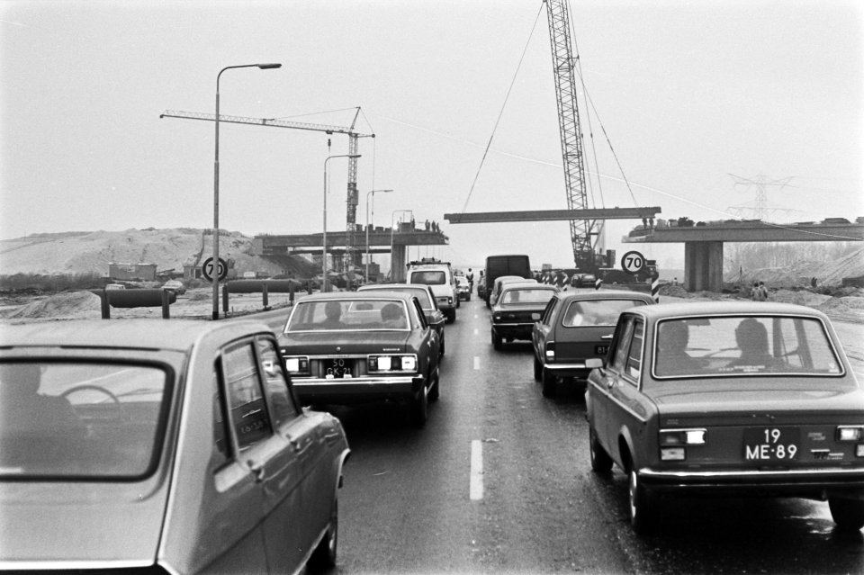 File ivm bouw viaduct over Rijksweg Amsterdam naar Amstersfoort, Bestanddeelnr 928-9960