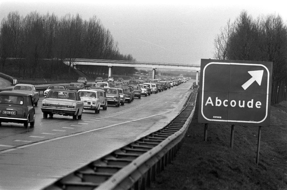 File op weg Utrecht naar Amsterdam bij afslag Abcoude, Bestanddeelnr 926-2169