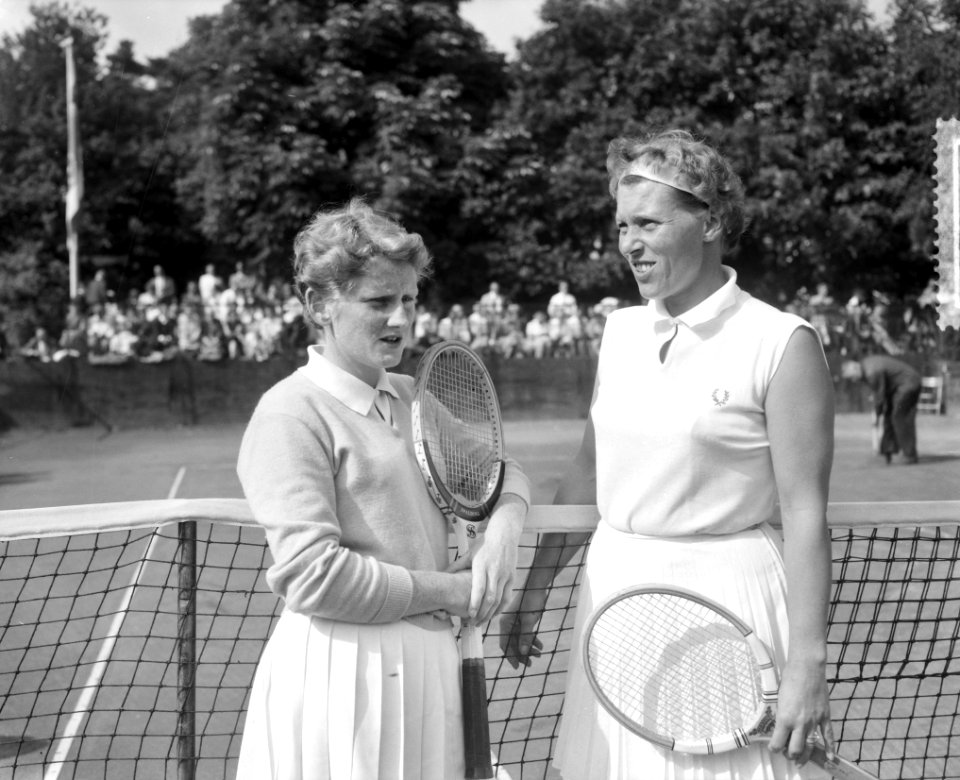 Finale van het internationale tennistoernooi te Hilversum Links Norma Marsh , r, Bestanddeelnr 910-5651