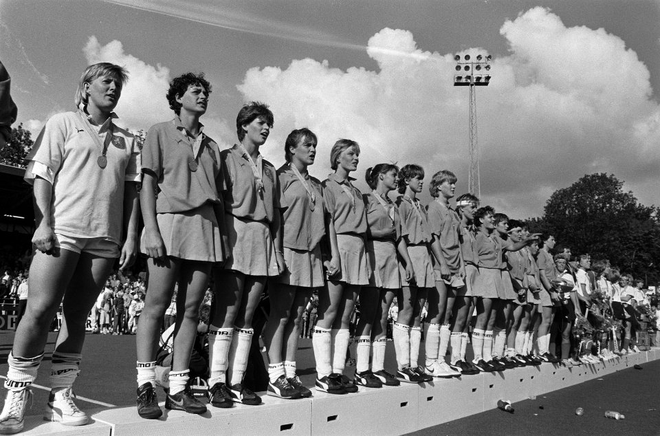 Finale WK-hockey dames Ned. dames blij met medailles en beker na behalen WK Ne, Bestanddeelnr 933-7374