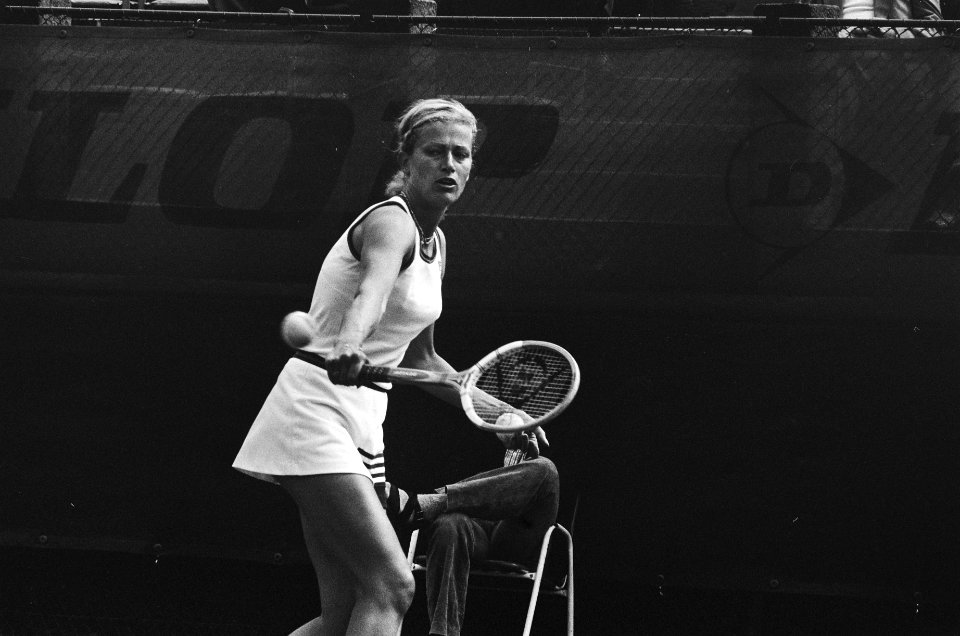 Finale tennis op METS-banen Elly Versies werd kampioen dames (in actie), Bestanddeelnr 929-8551