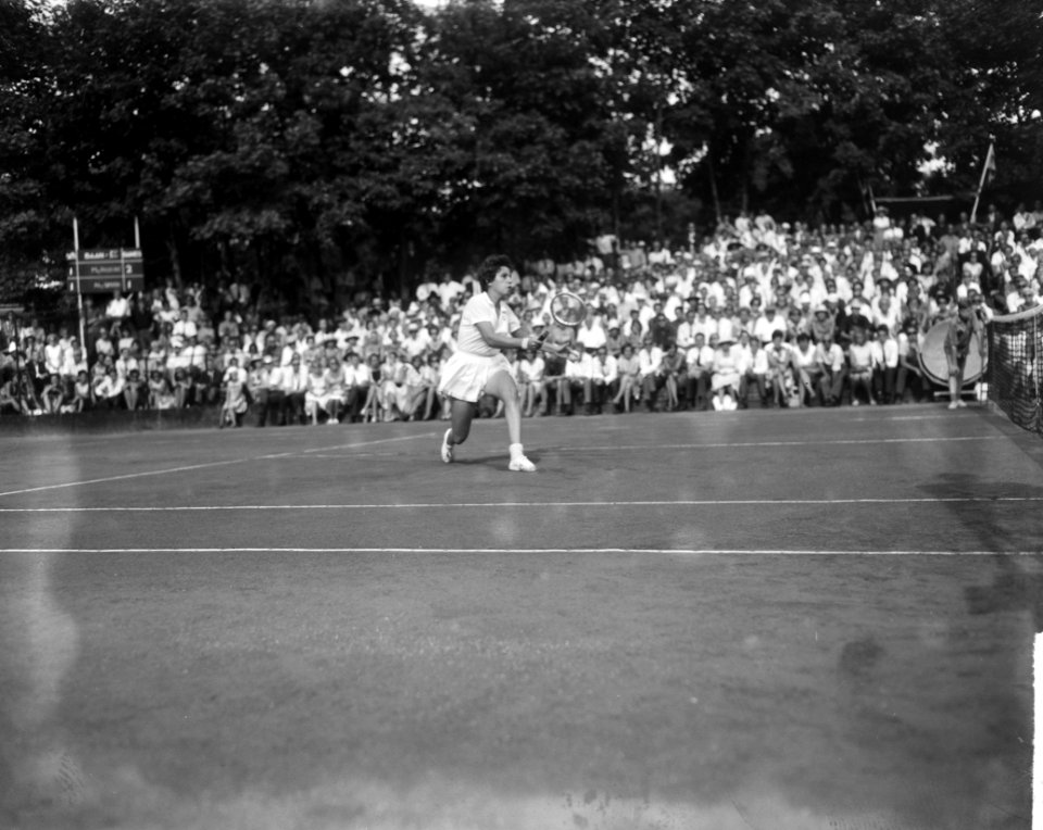 Finales tennis te Hilversum, mejuffrouw M Smith in actie, Bestanddeelnr 916-6830