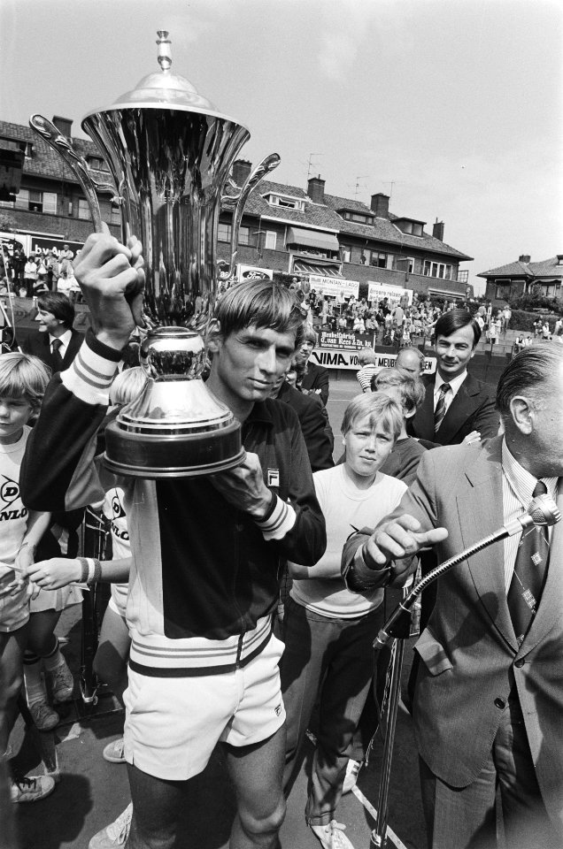 Finale tennis op METS-banen Louk Sanders met beker, Bestanddeelnr 929-8554