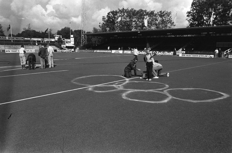 Finale WK-hockey dames Ned. dames blij met medailles en beker na behalen WK sc, Bestanddeelnr 933-7375