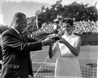 Finales tennis te Hilversum, mejuffrouw M Smith ontvangt beker, Bestanddeelnr 916-6831