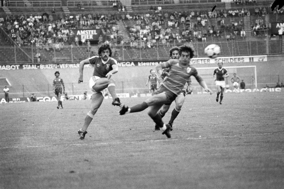 Finale Ipswich Town tegen Standard Luik (2-0). Wark (rechts) maakt 1-0, Bestanddeelnr 931-6178