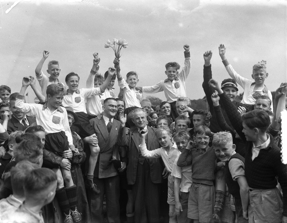 Finale schoolvoetbal. Huldiging spelers, Bestanddeelnr 905-7261