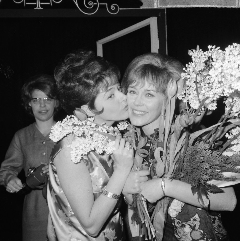Finale Nationaal Songfestival 1965, Teddy Scholten kust winnares Connie Vandenbo, Bestanddeelnr 917-4300