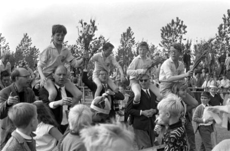 Finale schoolvoetbal afdeling E, het elftal van de Anthonie van Diemenschool kam, Bestanddeelnr 920-3512